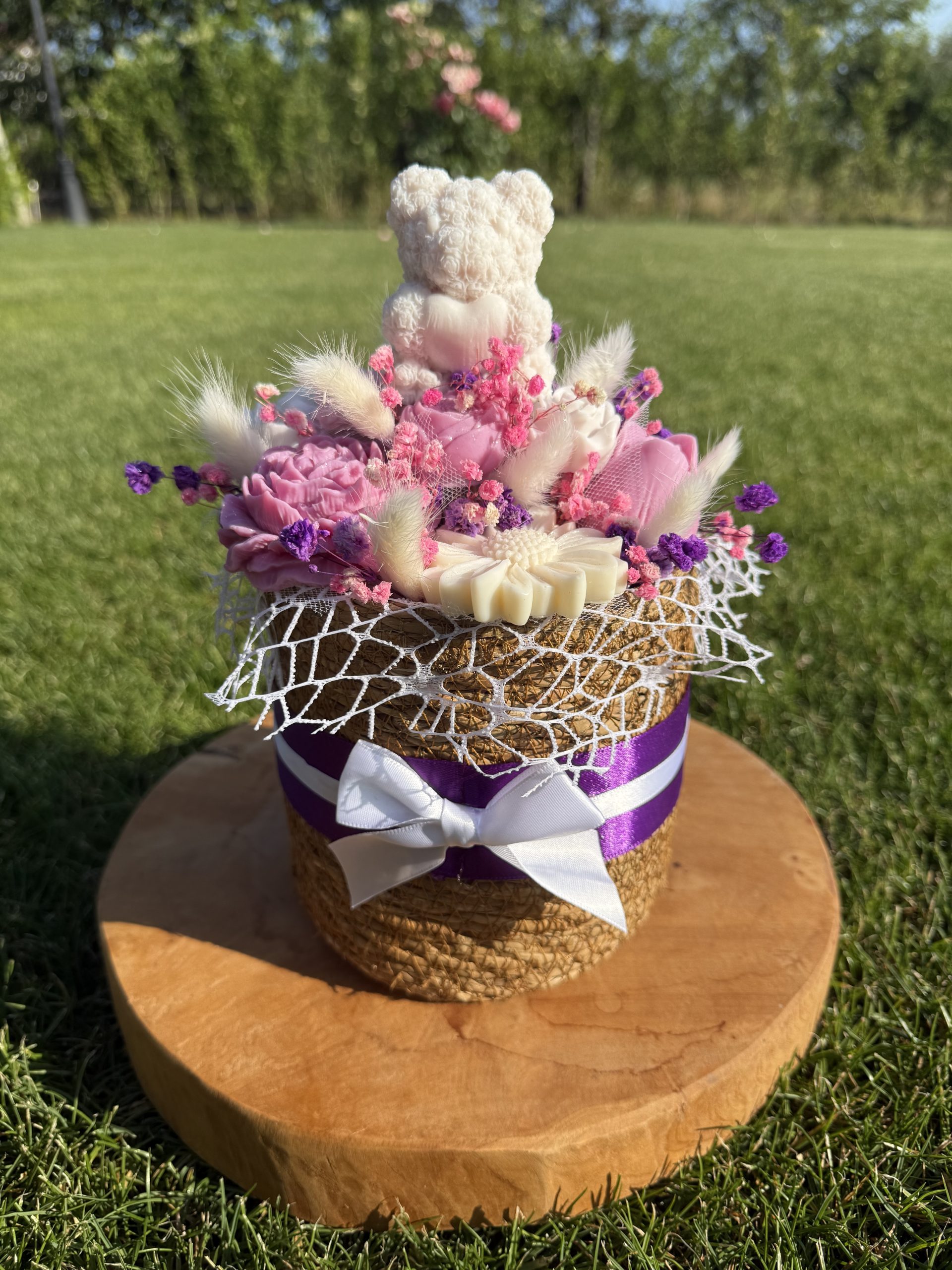 Букет От Соеви Свещи В „Плетена Кашпа“ - Бяло, Розово, Лилаво