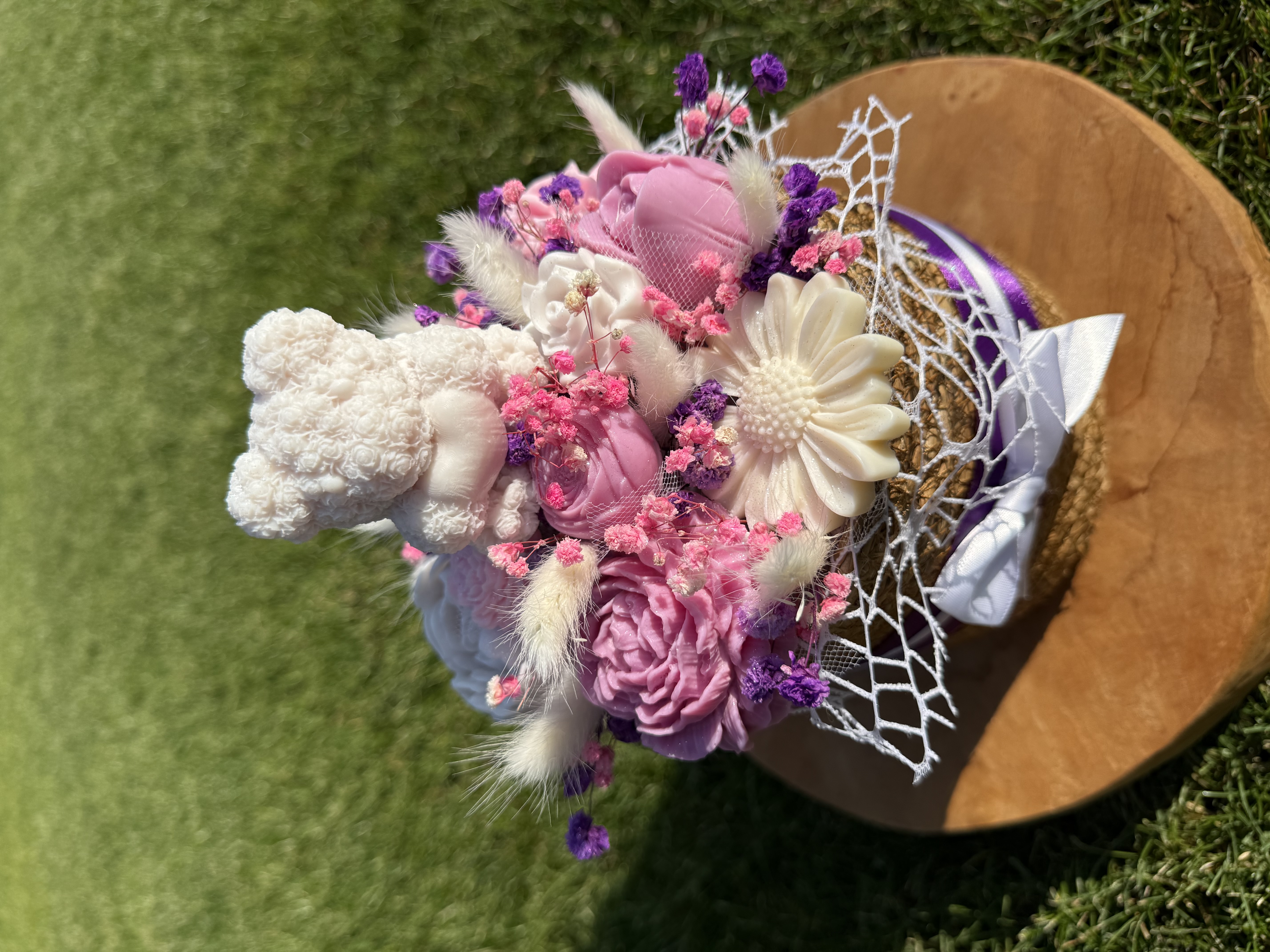 Букет От Соеви Свещи В „Плетена Кашпа“ - Бяло, Розово, Лилаво