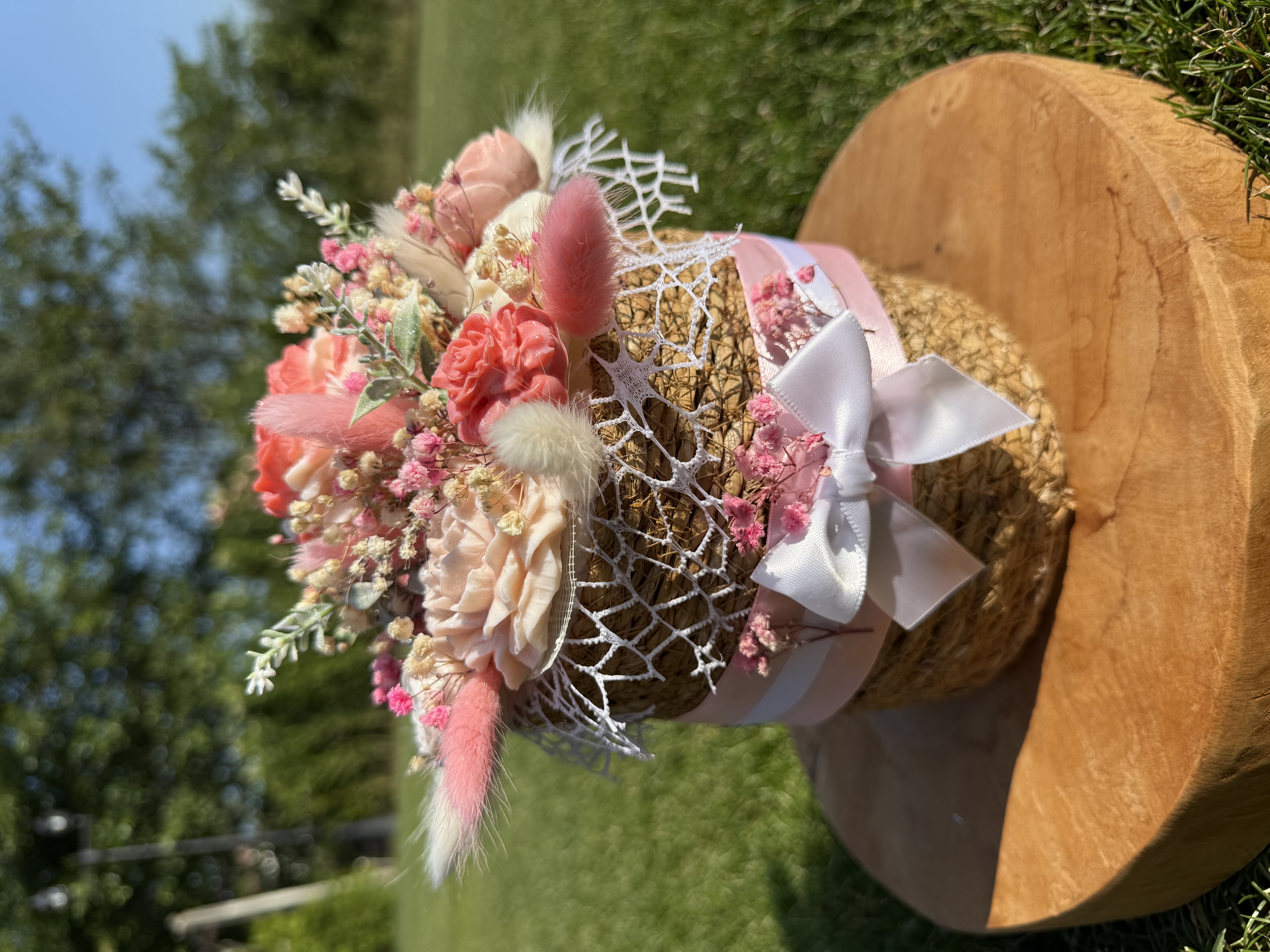 Букет От Соеви Свещи В „Плетена Кашпа" - Бяло, Кремаво, Коралово