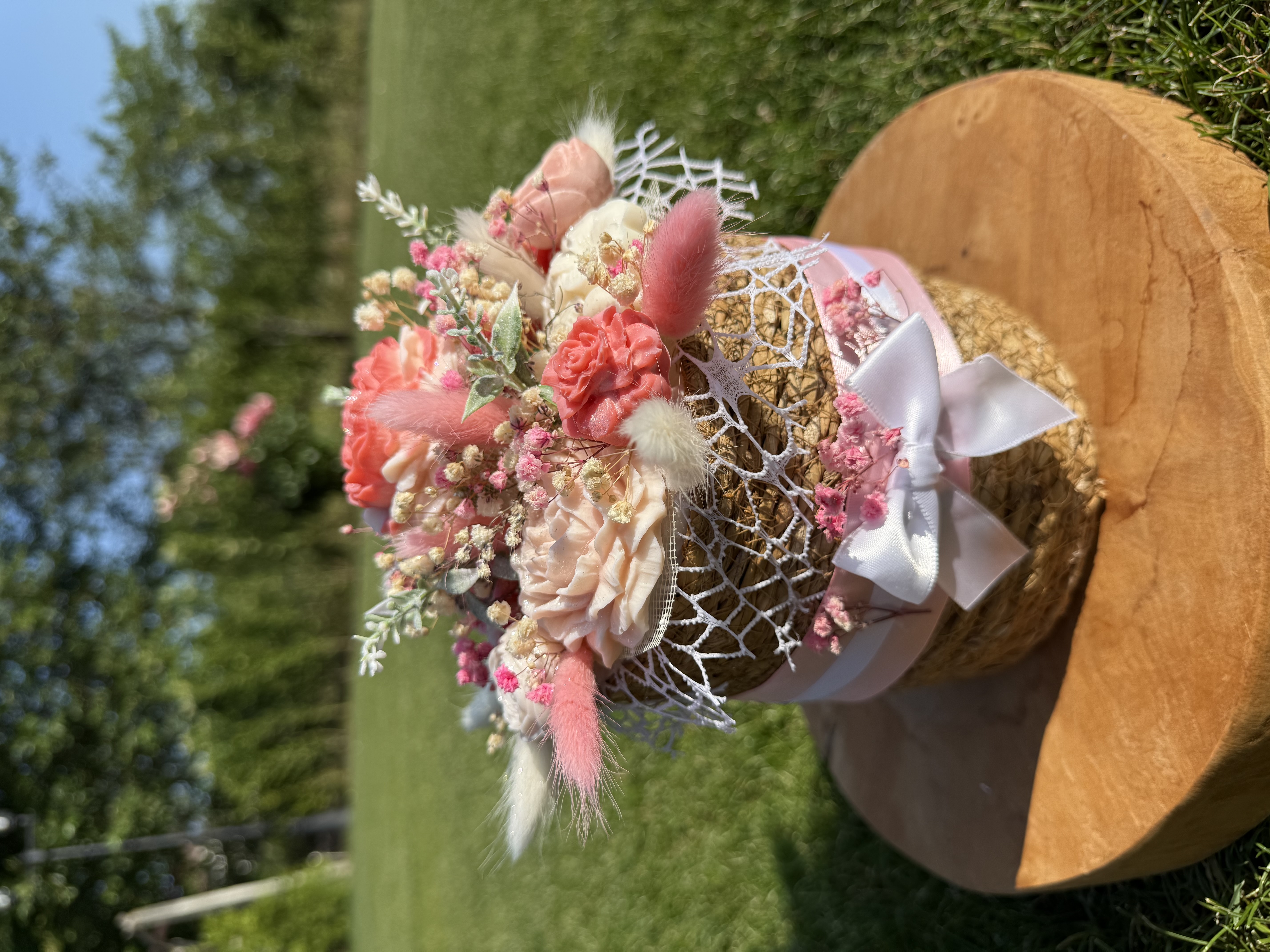 Букет От Соеви Свещи В „Плетена Кашпа" - Бяло, Кремаво, Коралово