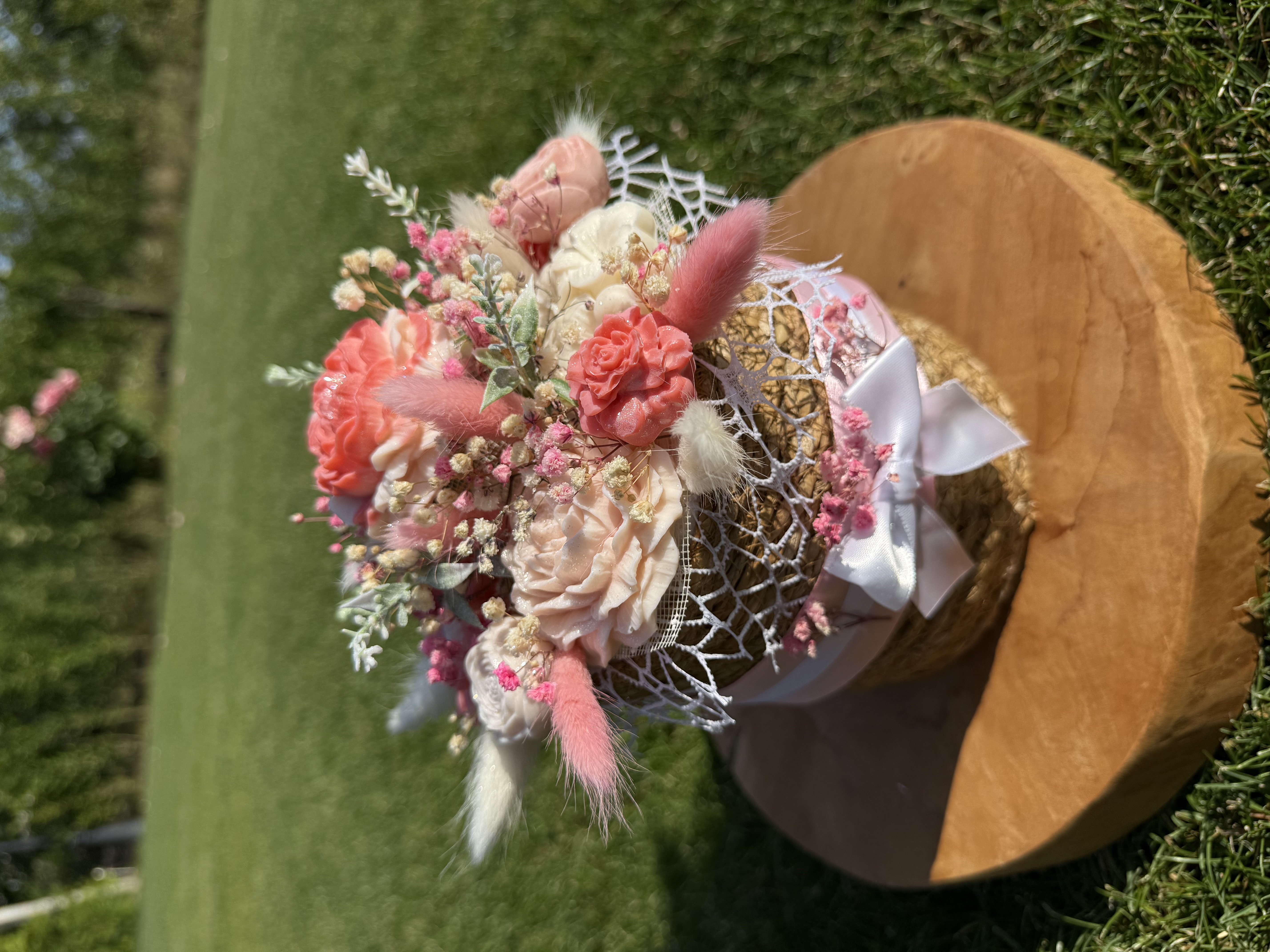 Букет От Соеви Свещи В „Плетена Кашпа" - Бяло, Кремаво, Коралово