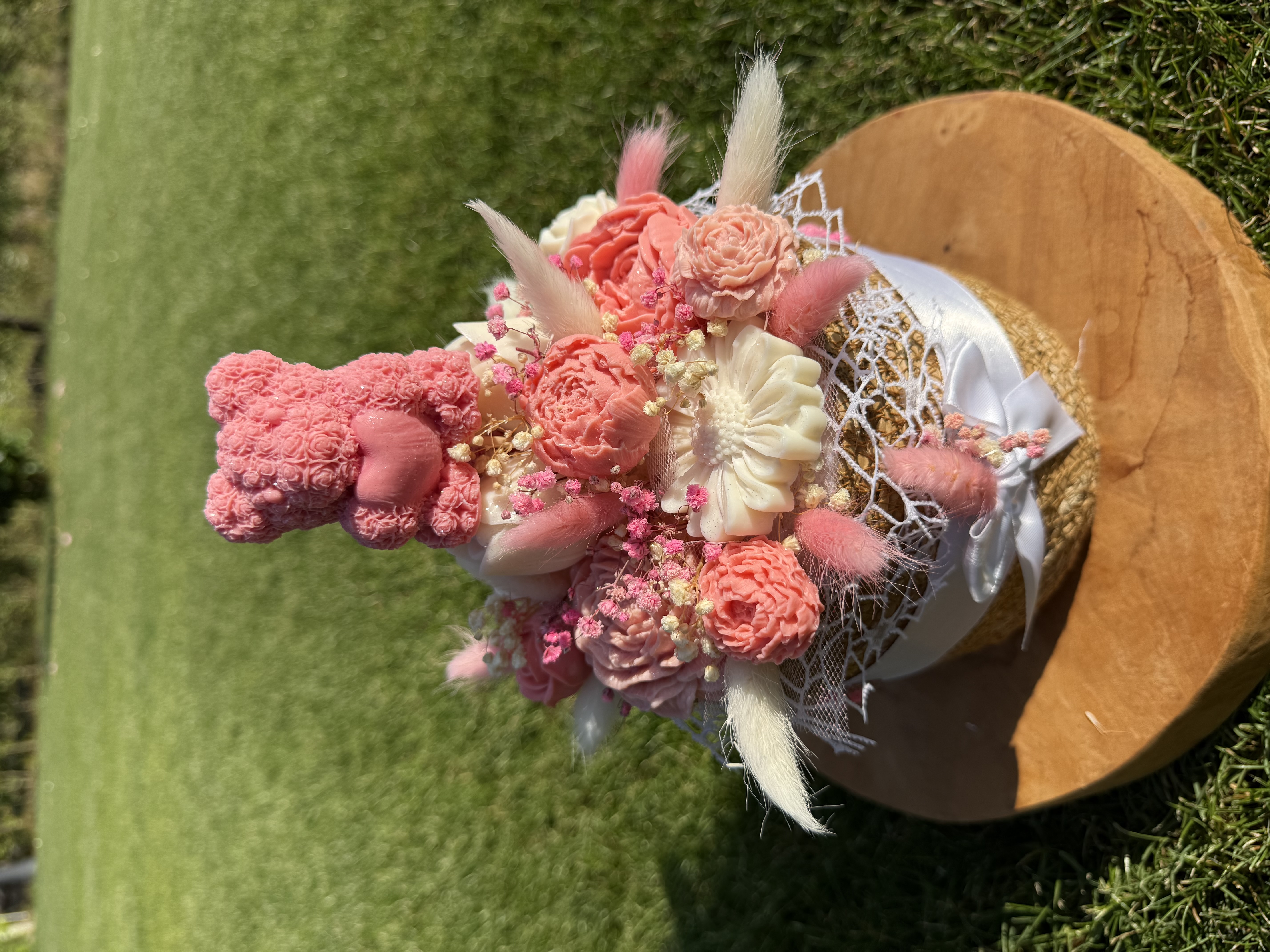 Букет От Соеви Свещи В „Плетена Кашпа" - Бяло, Коралово