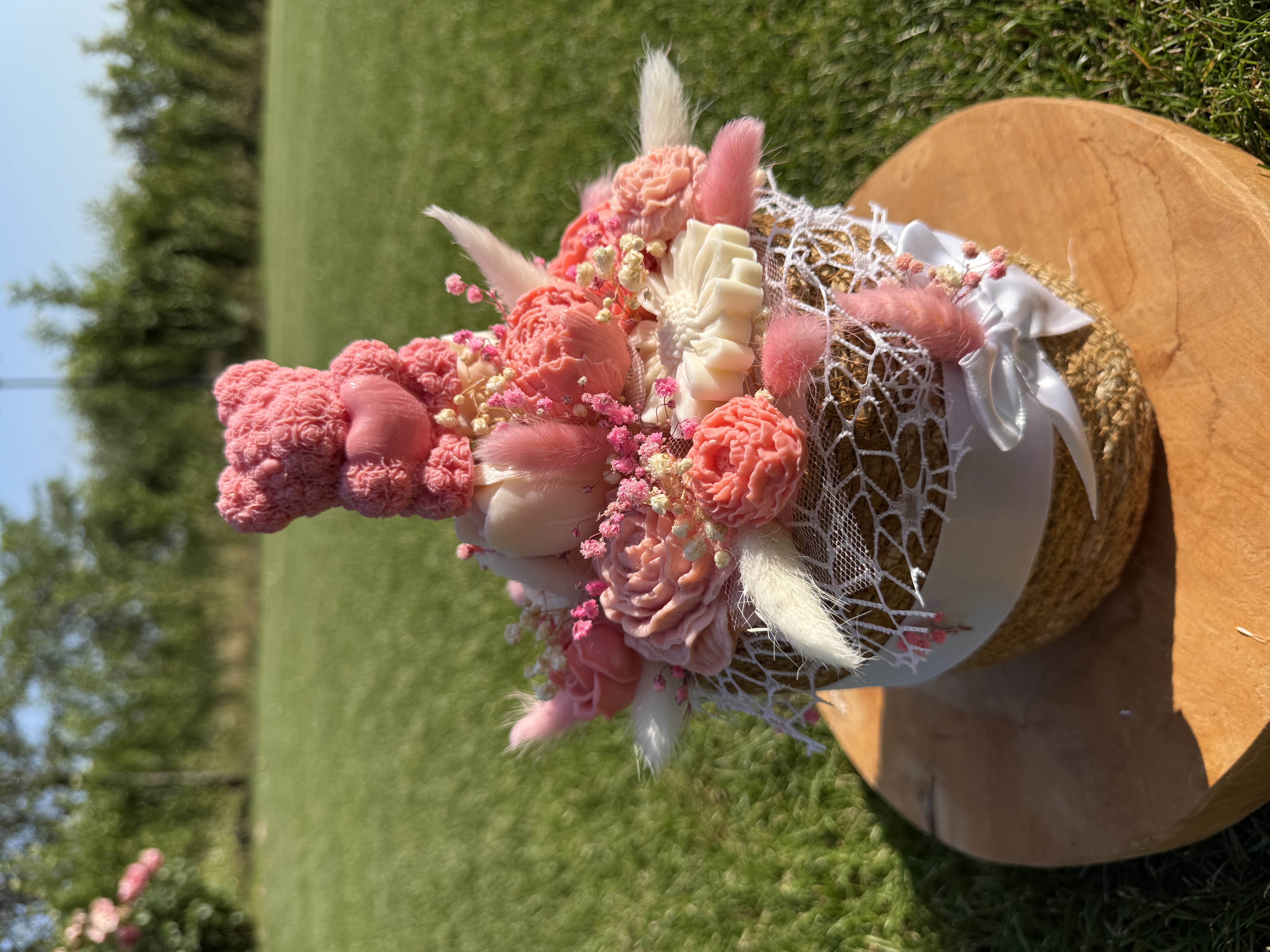 Букет От Соеви Свещи В „Плетена Кашпа" - Бяло, Коралово