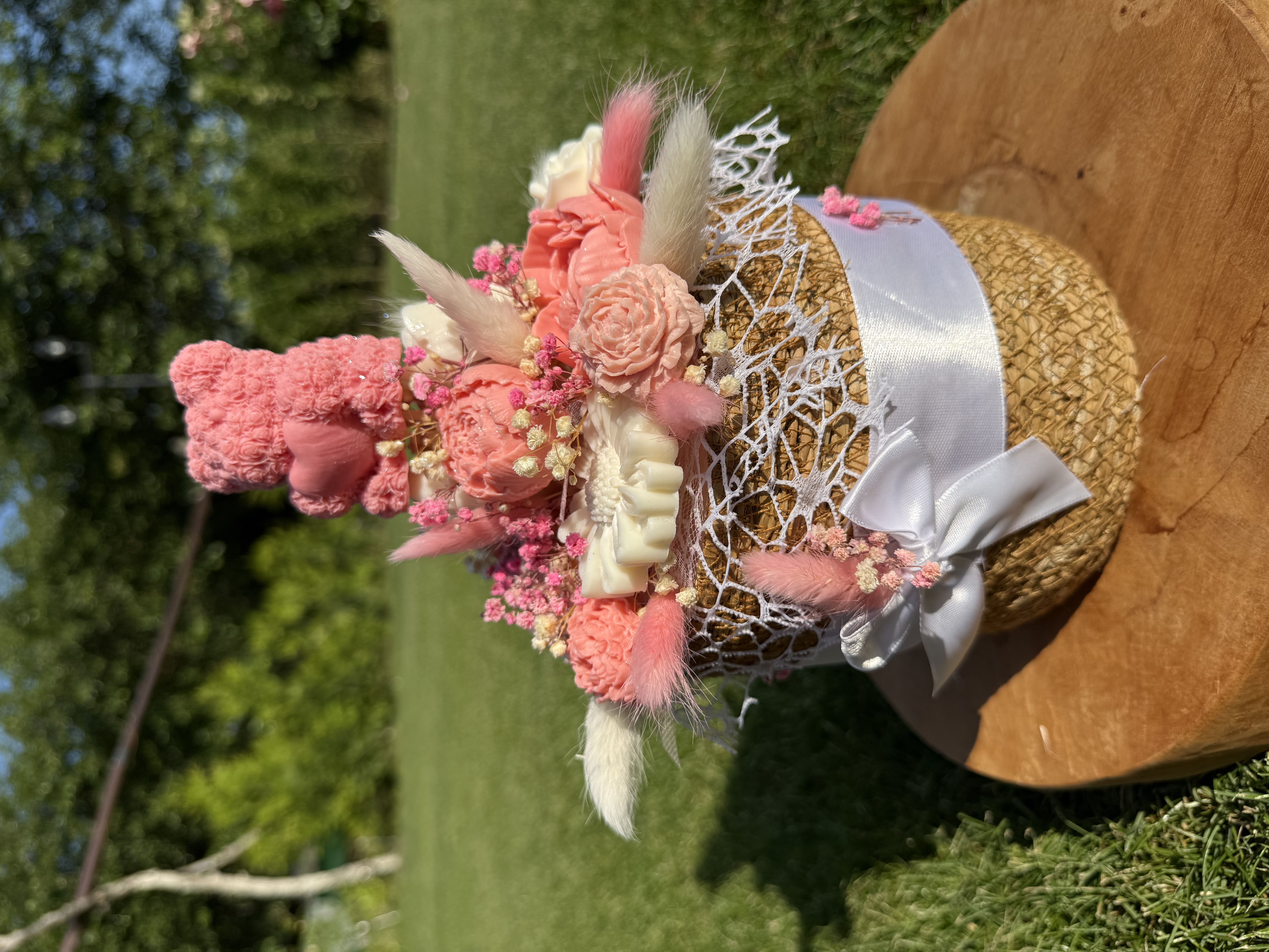 Букет От Соеви Свещи В „Плетена Кашпа" - Бяло, Коралово