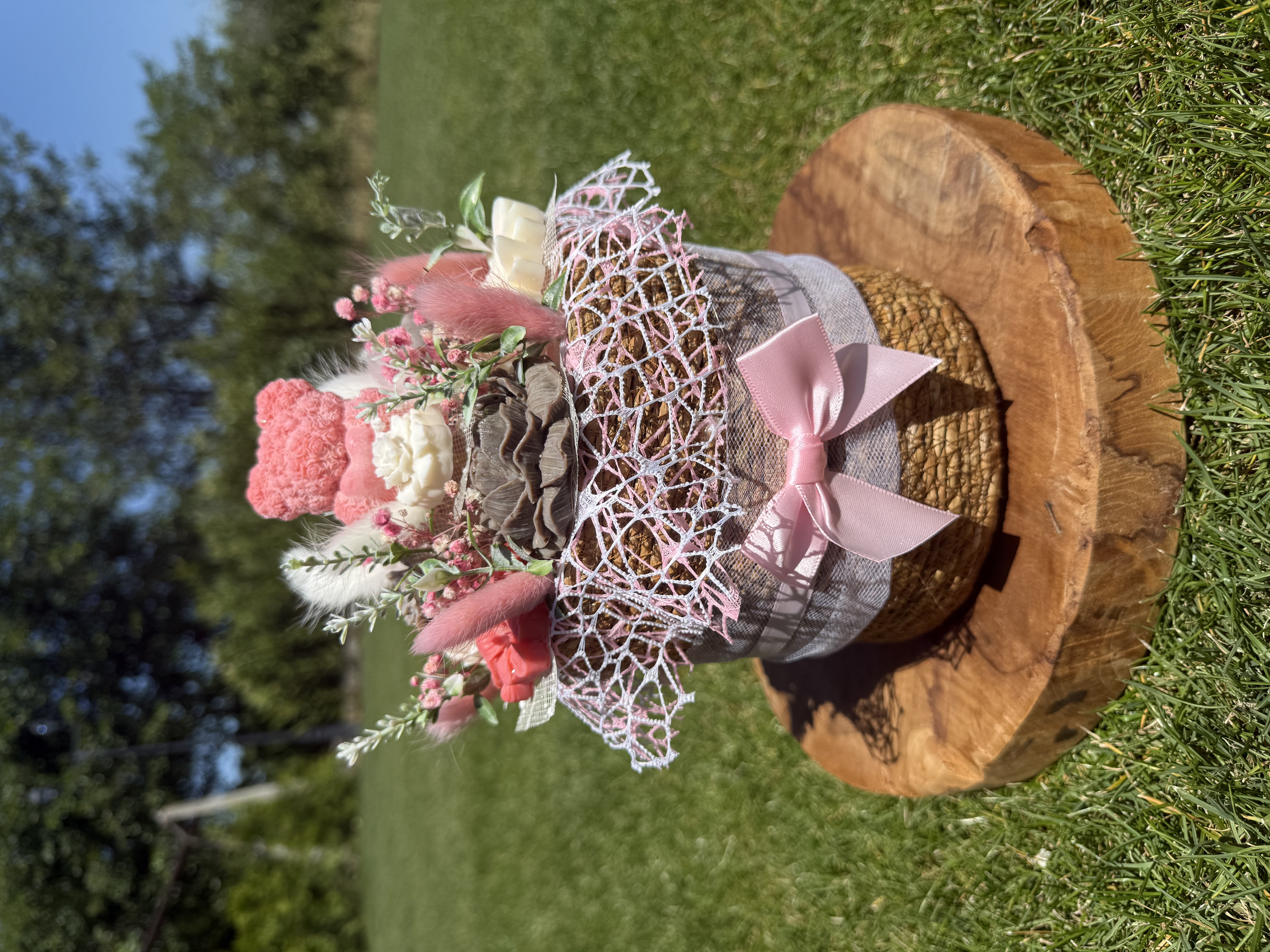 Букет От Соеви Свещи В „Плетена Кашпа" -  Бяло, Коралово, Кафяво