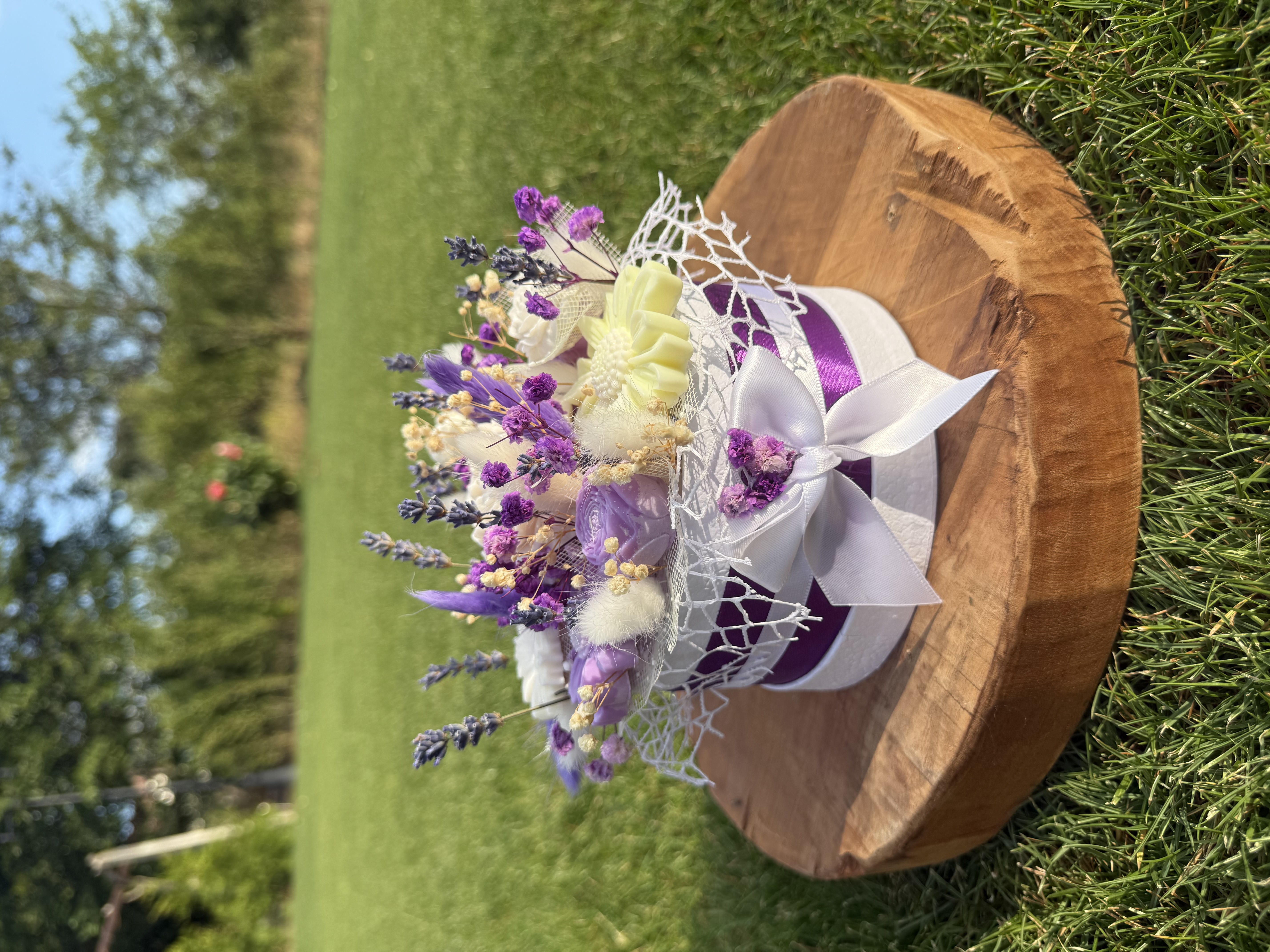 Букет От Соеви Свещи В Подаръчна Кутия - Бяло, Жълто, Лилаво