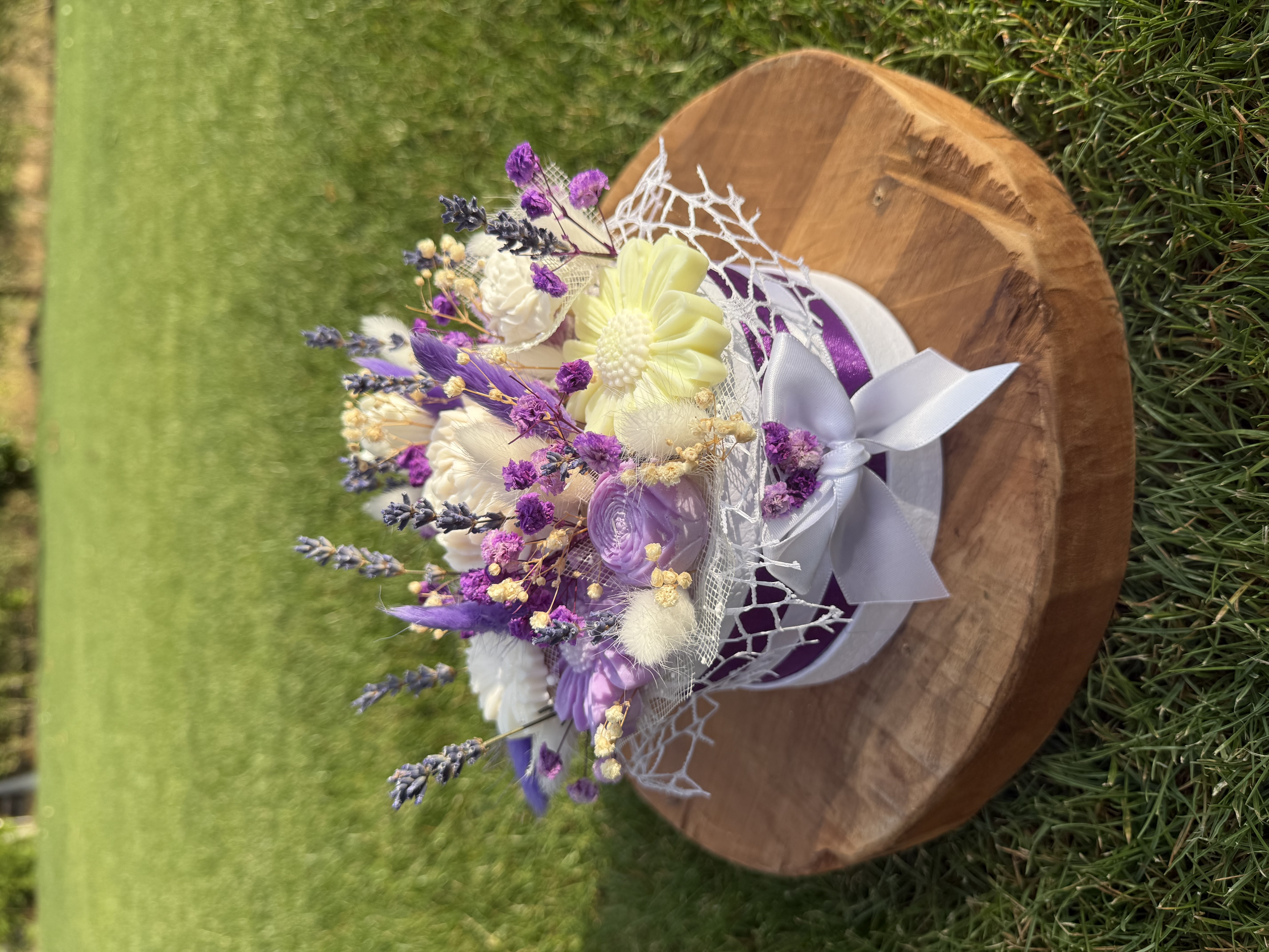 Букет От Соеви Свещи В Подаръчна Кутия - Бяло, Жълто, Лилаво