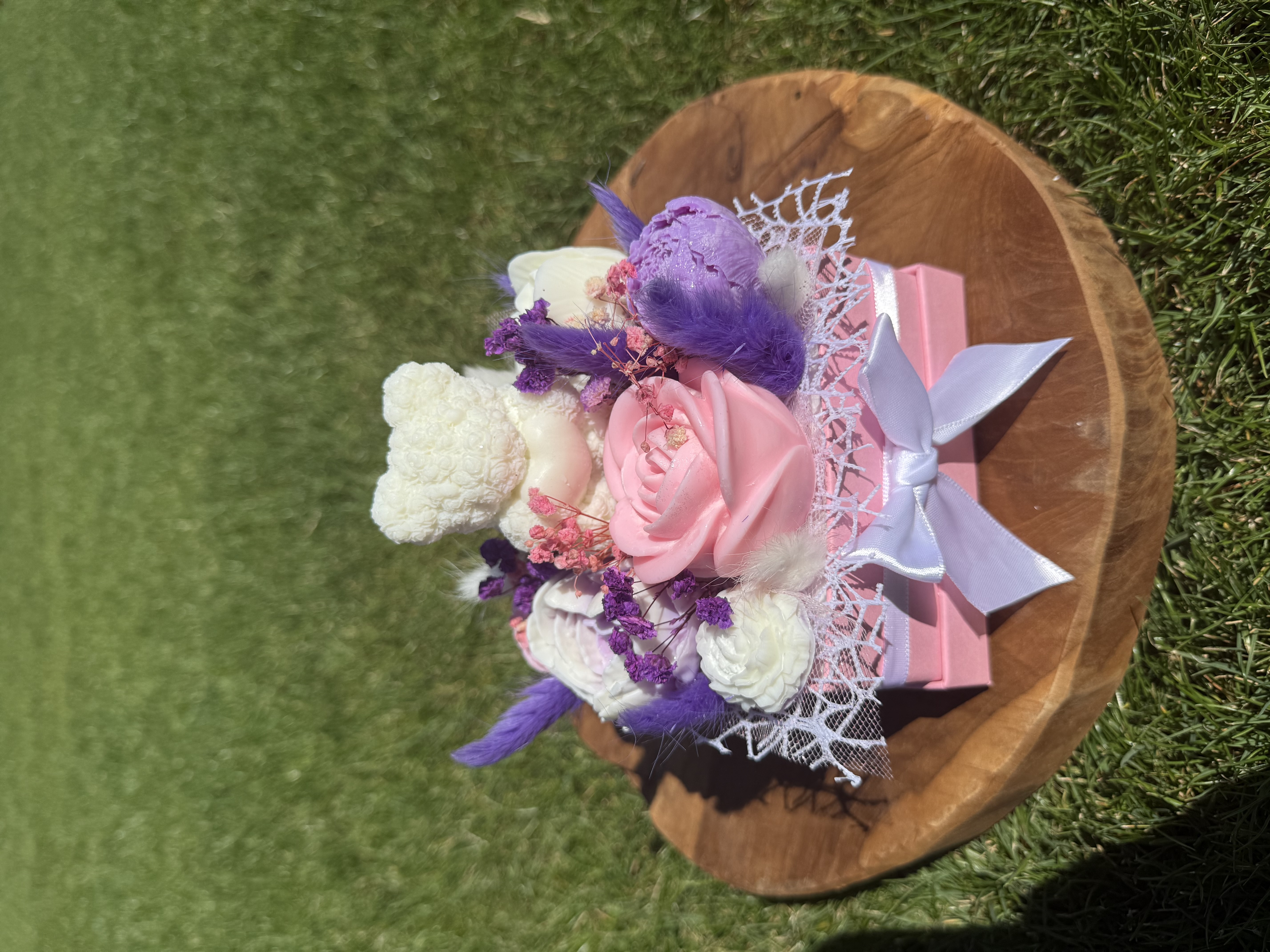 Букет От Соеви Свещи В Подаръчна Кутия - Бяло, Розово, Лилаво