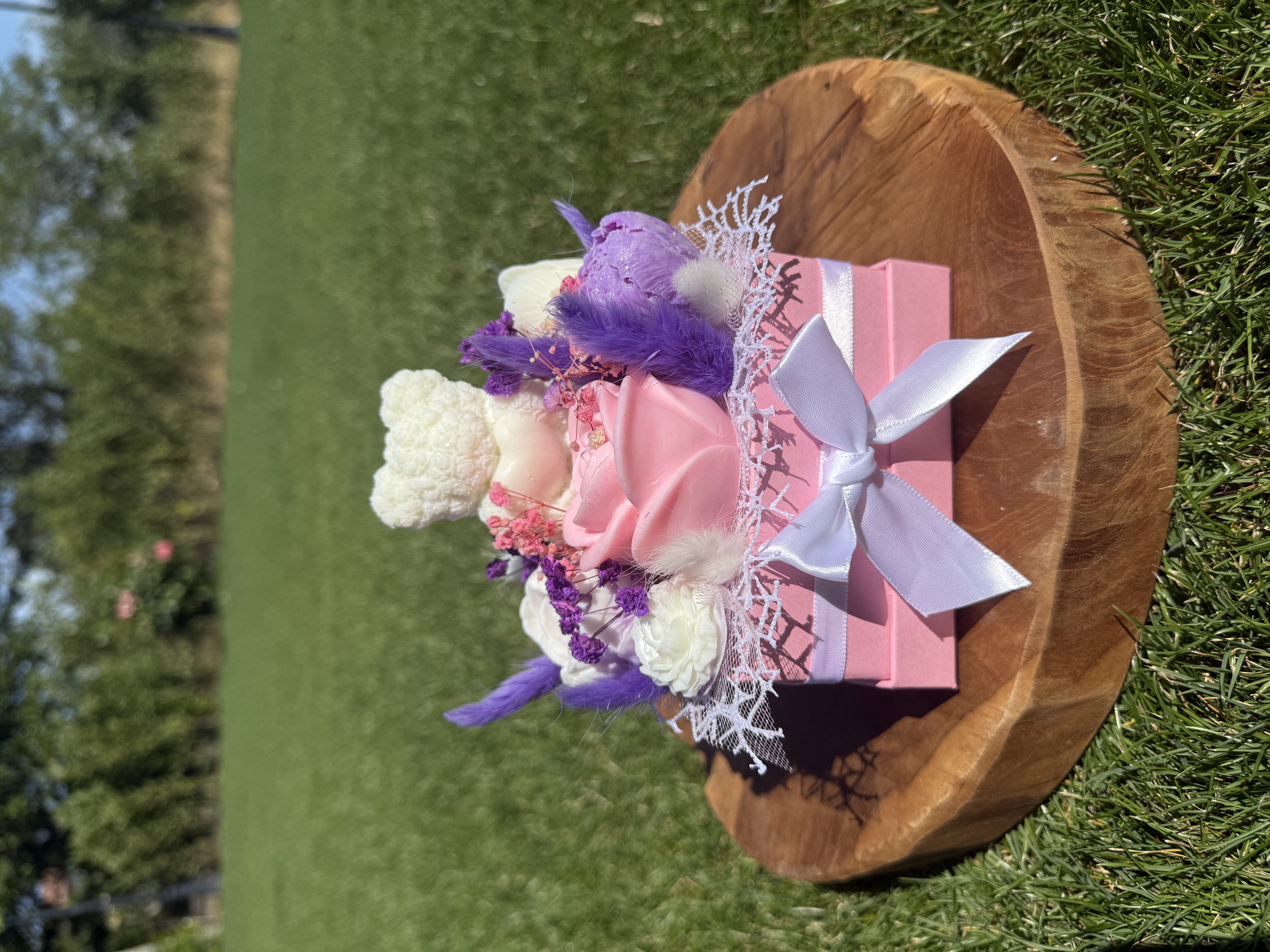 Букет От Соеви Свещи В Подаръчна Кутия - Бяло, Розово, Лилаво