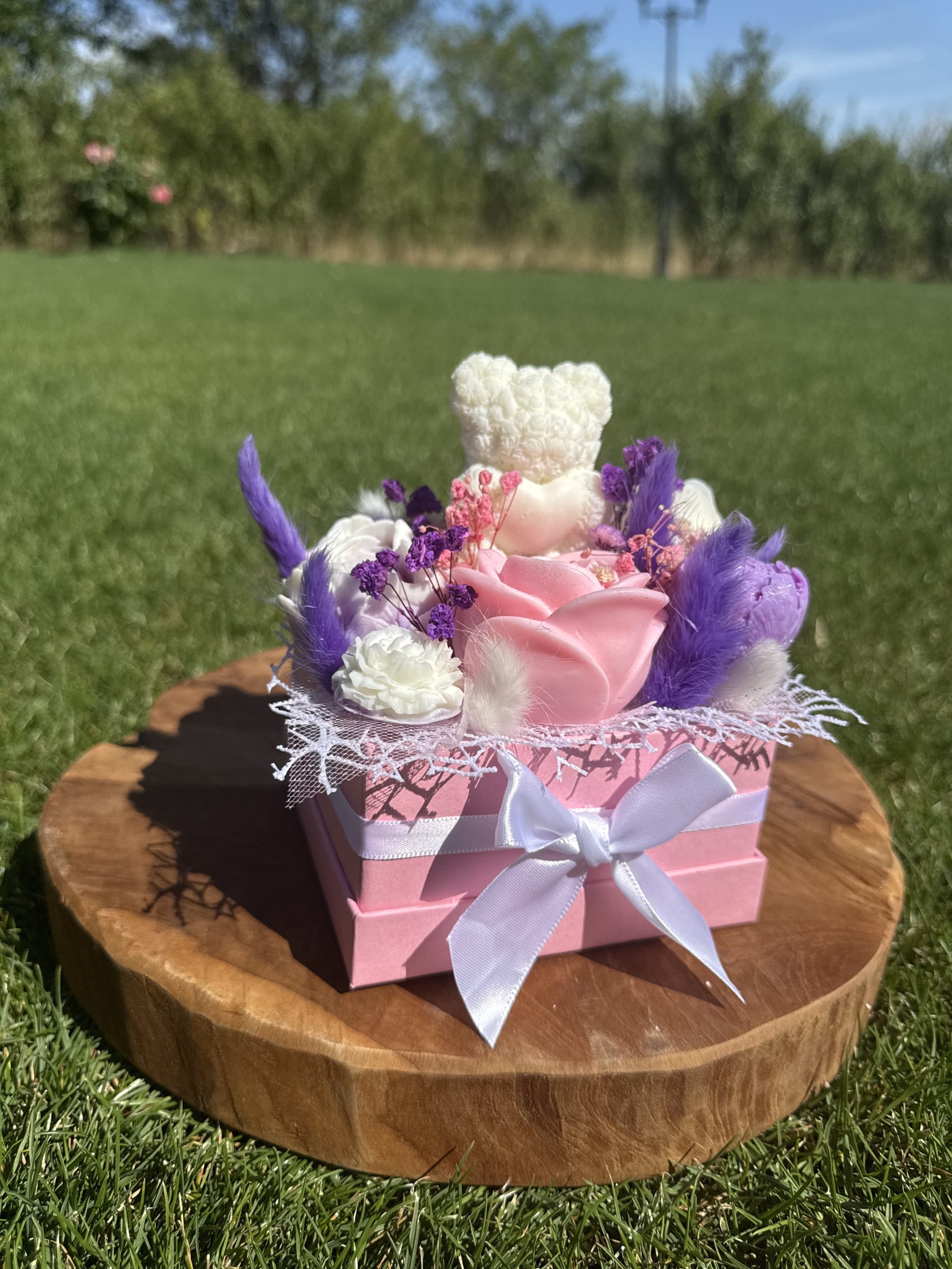 Букет От Соеви Свещи В Подаръчна Кутия - Бяло, Розово, Лилаво