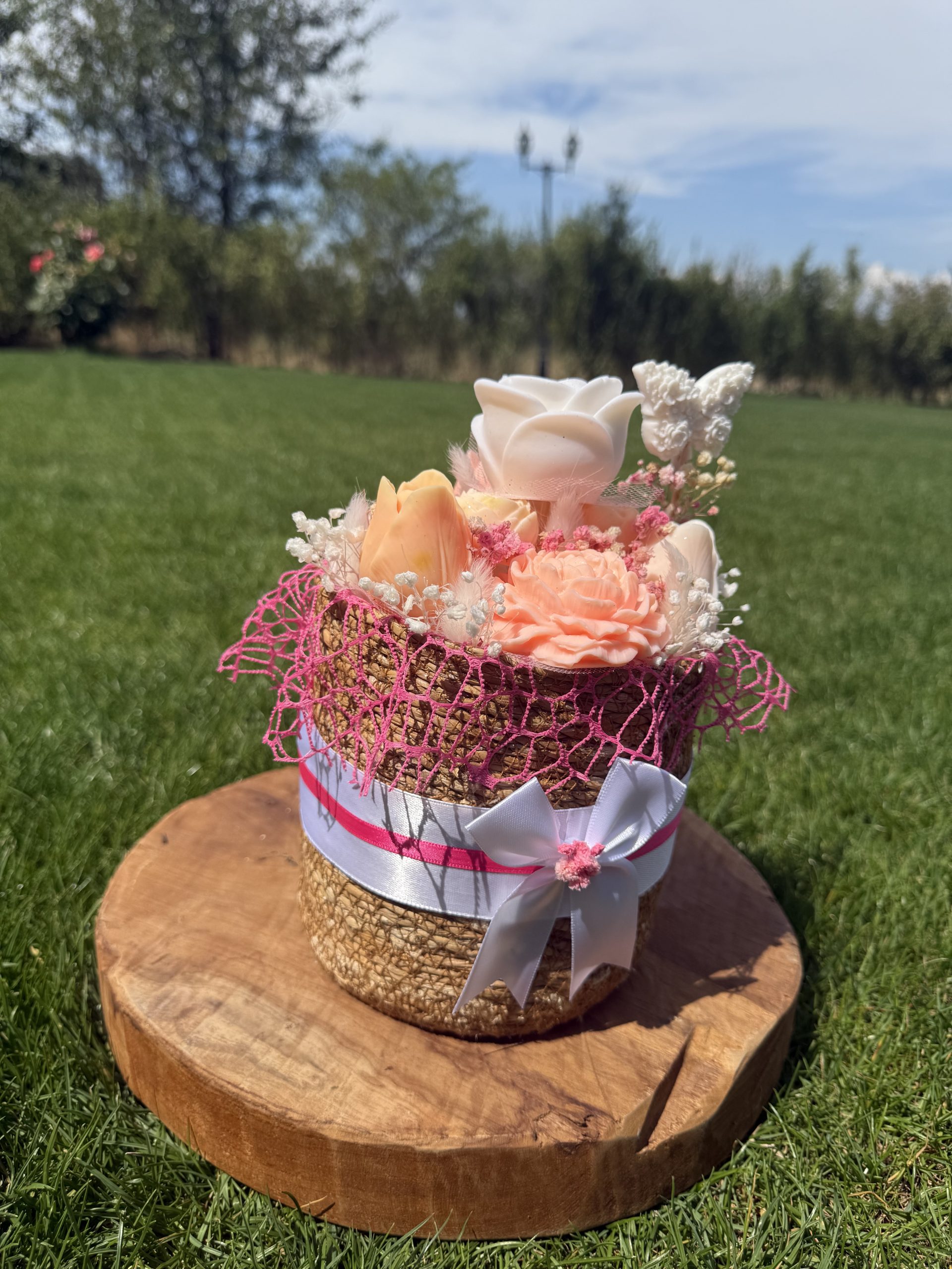 Букет От Соеви Свещи В „Плетена Кашпа“- Коралово, Бяло, Оранжево