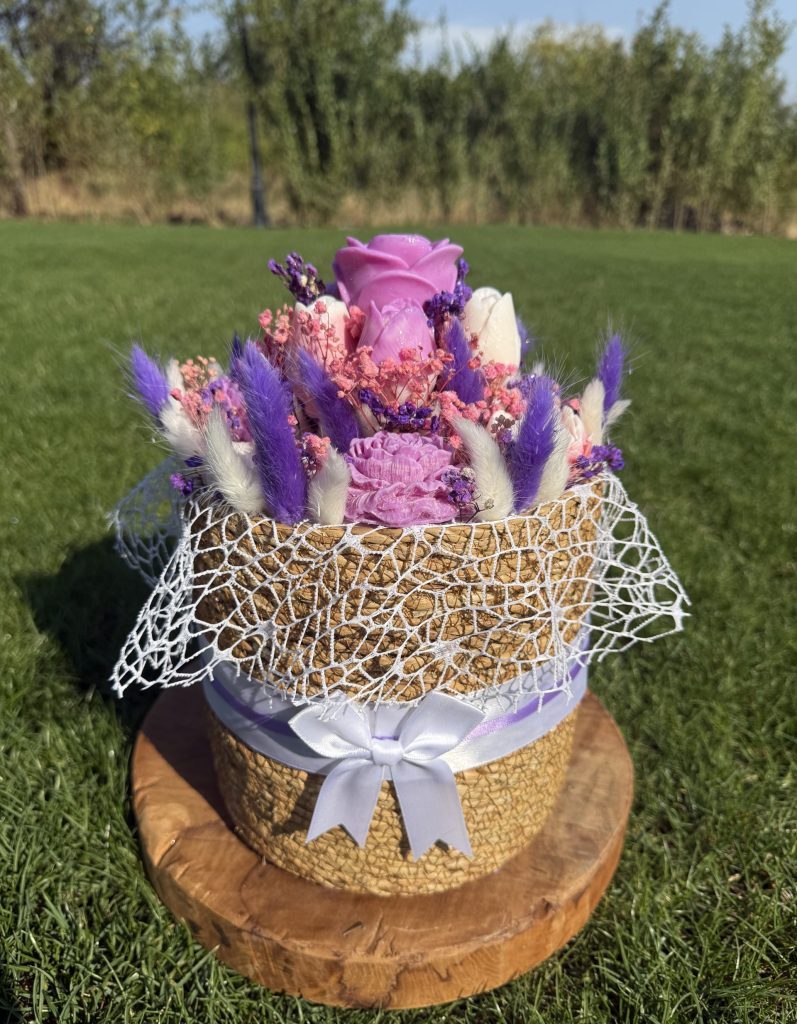 Букет От Соеви Свещи В „Плетена Кашпа“- Бяло, Лилаво, Розово