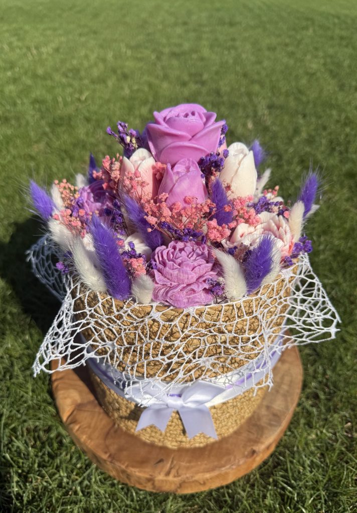 Букет От Соеви Свещи В „Плетена Кашпа“- Бяло, Лилаво, Розово