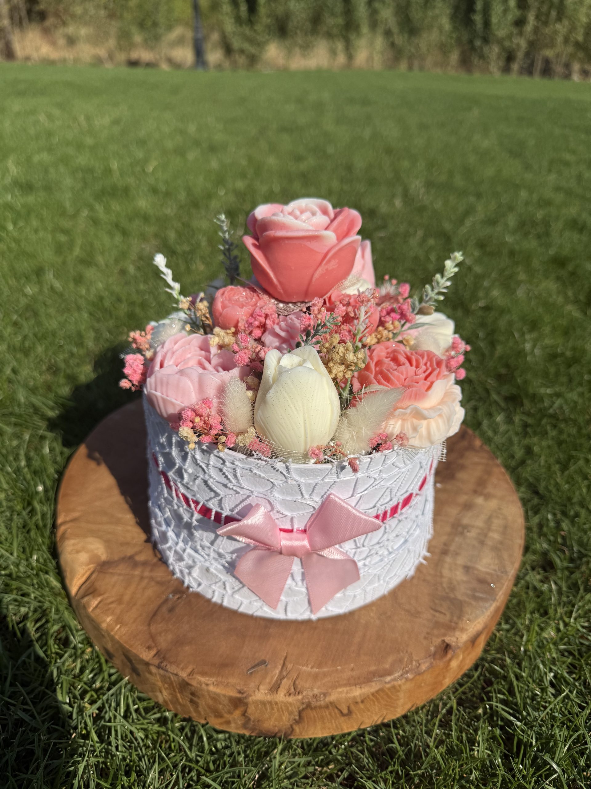 Букет От Соеви Свещи В Подаръчна Кутия - Розово, Бяло, Коралово