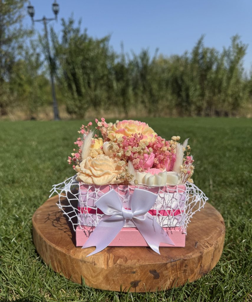 Букет От Соеви Свещи В Подаръчна Кутия - Розово, Жълто, Бяло