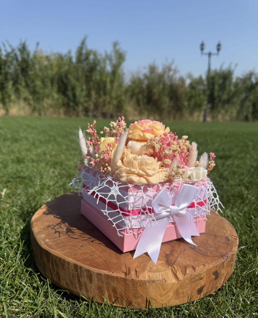 Букет От Соеви Свещи В Подаръчна Кутия - Розово, Жълто, Бяло