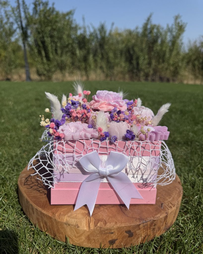 Букет От Соеви Свещи В Подаръчна Кутия - Бяло, Лилаво, Розово