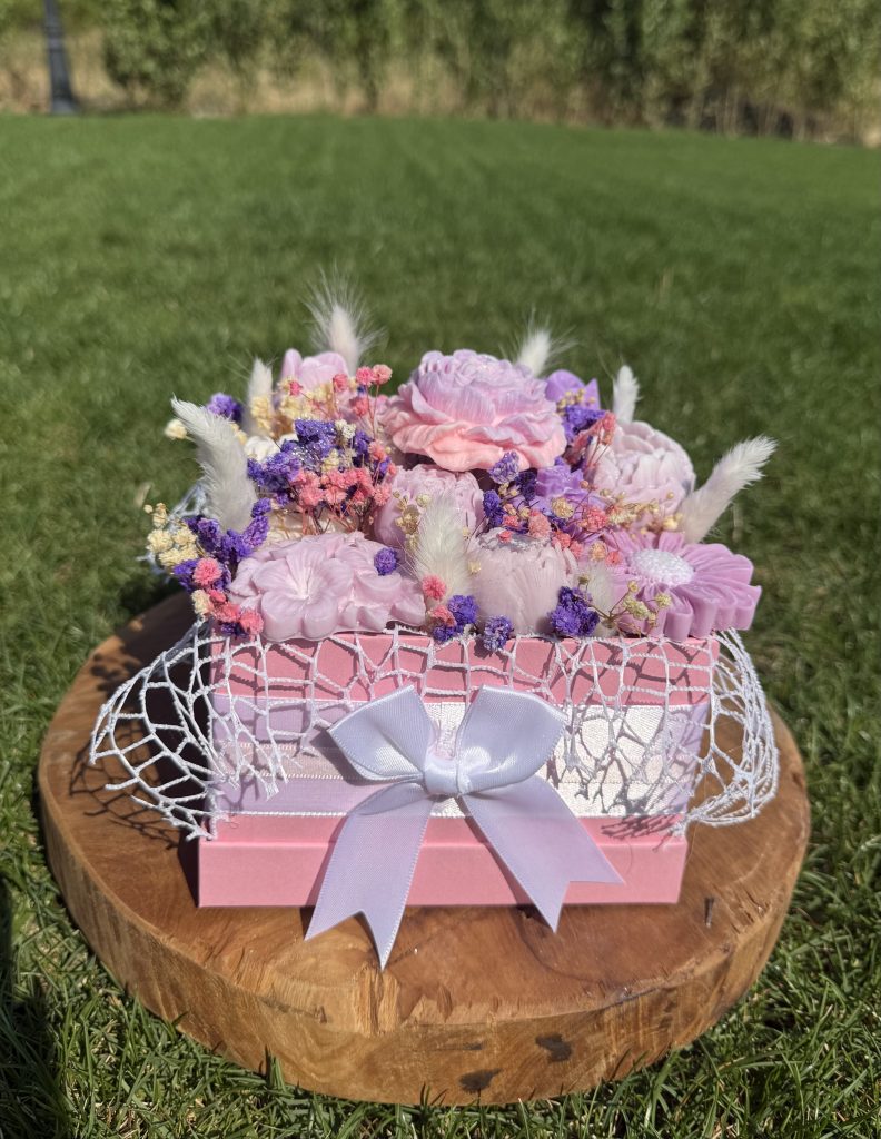 Букет От Соеви Свещи В Подаръчна Кутия - Бяло, Лилаво, Розово