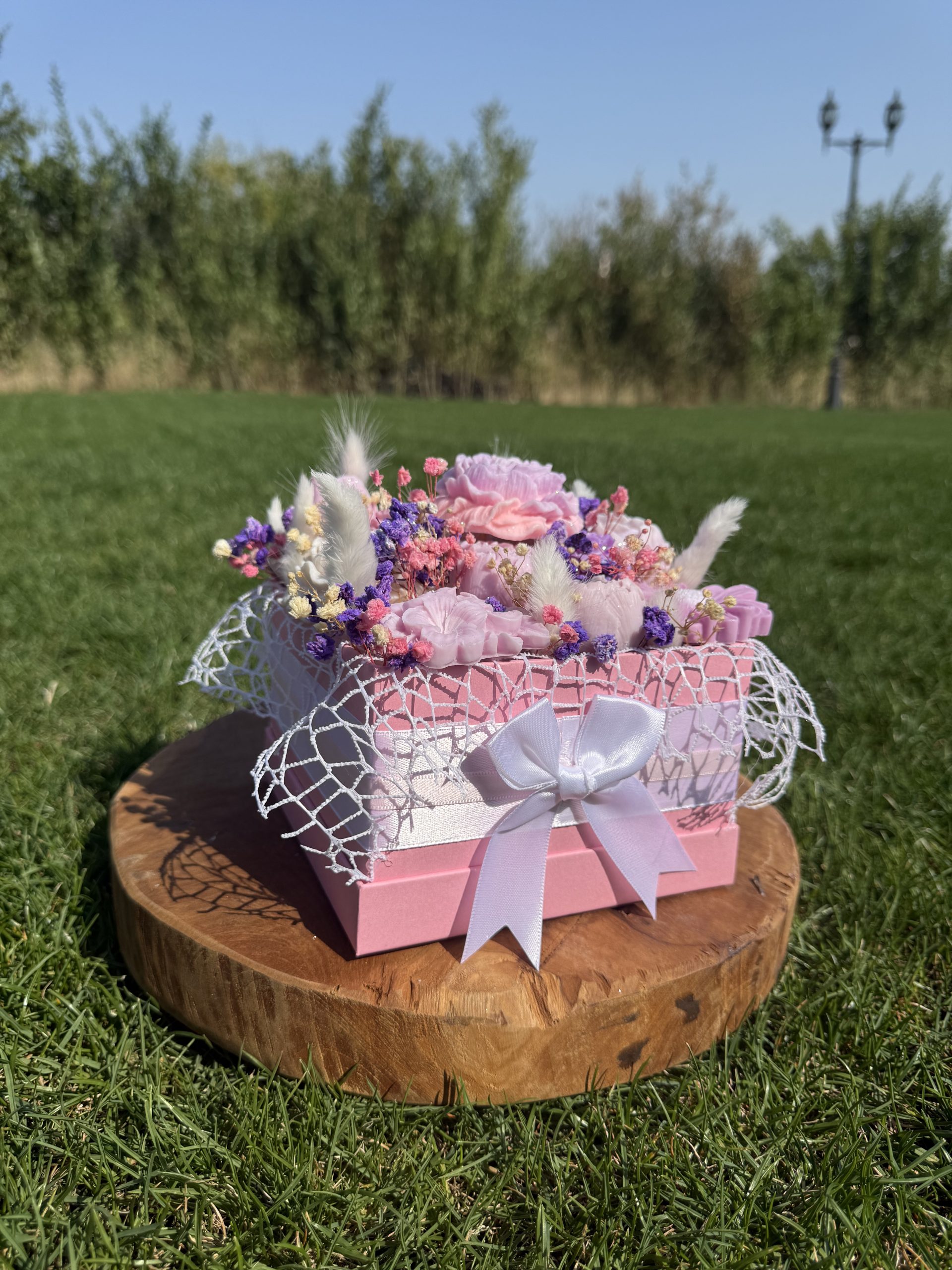 Букет От Соеви Свещи В Подаръчна Кутия - Бяло, Лилаво, Розово