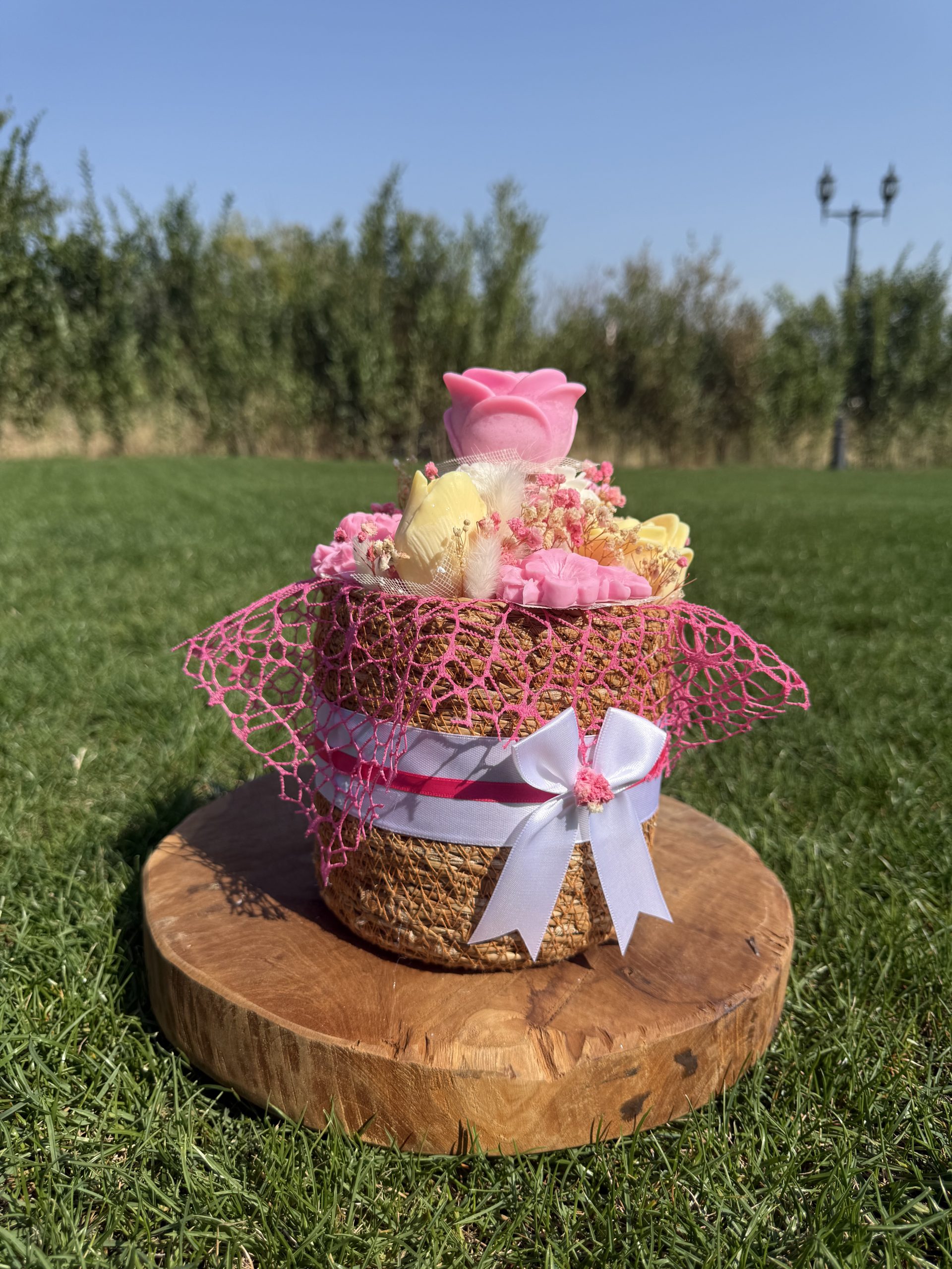 Букет От Соеви Свещи В „Плетена Кашпа“- Бяло, Жълто, Розово