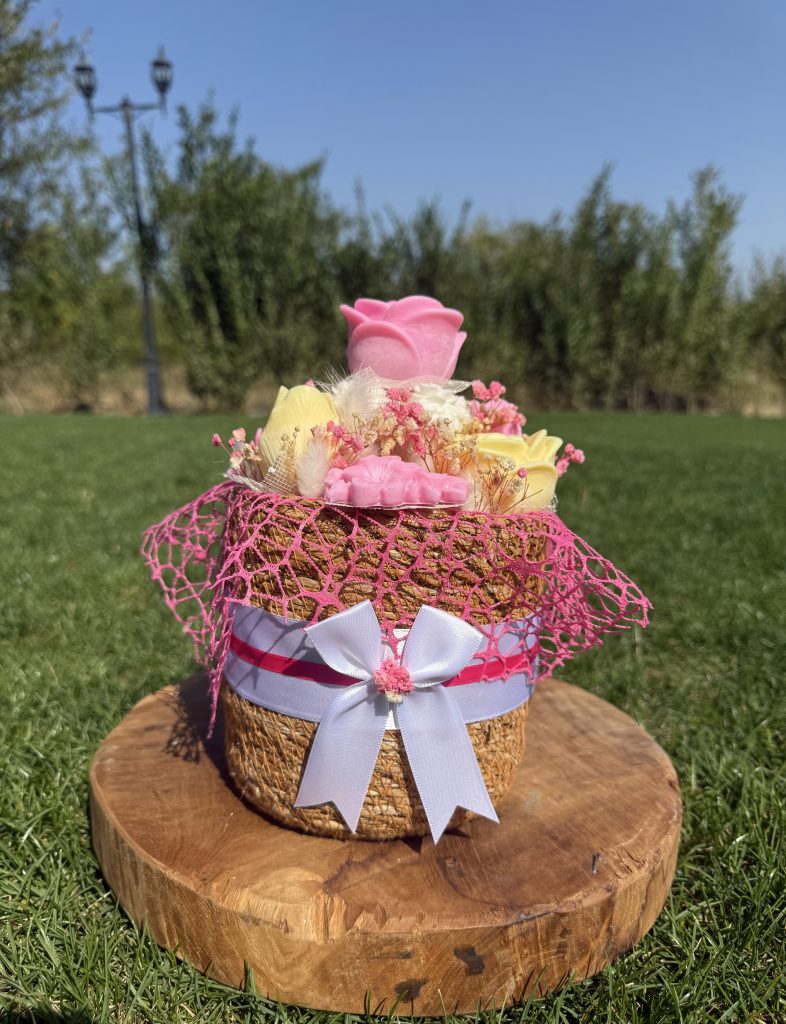 Букет От Соеви Свещи В „Плетена Кашпа“- Бяло, Жълто, Розово