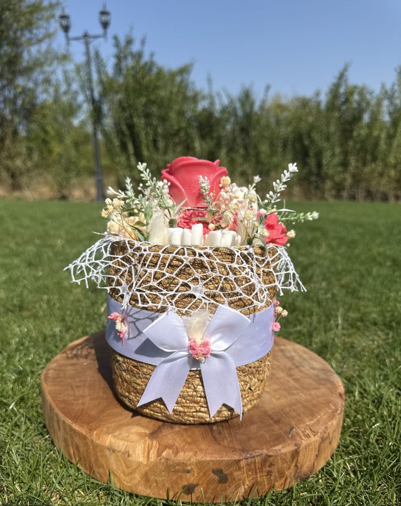 Букет От Соеви Свещи В „Плетена Кашпа“- Бяло, Червено, Кремаво