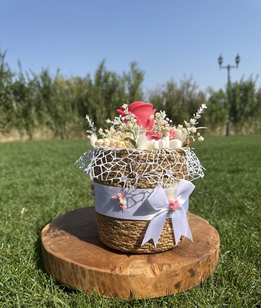 Букет От Соеви Свещи В „Плетена Кашпа“- Бяло, Червено, Кремаво