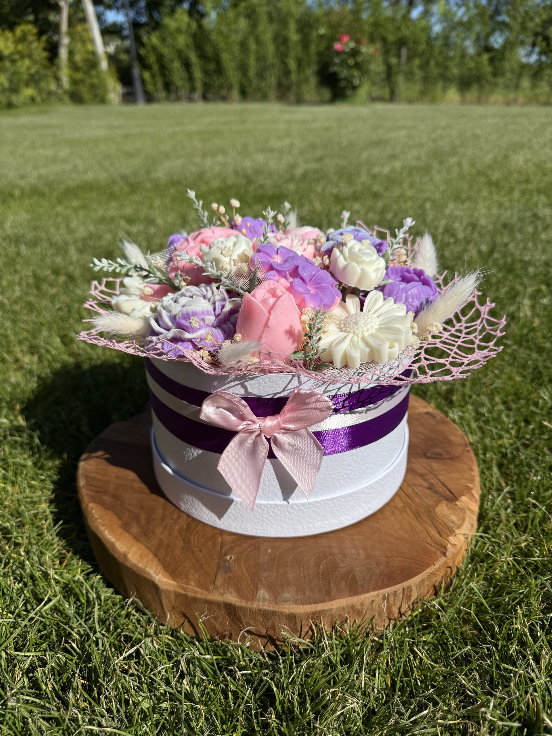 Букет От Соеви Свещи В Подаръчна Кутия - Бяло, Розово, Лилаво