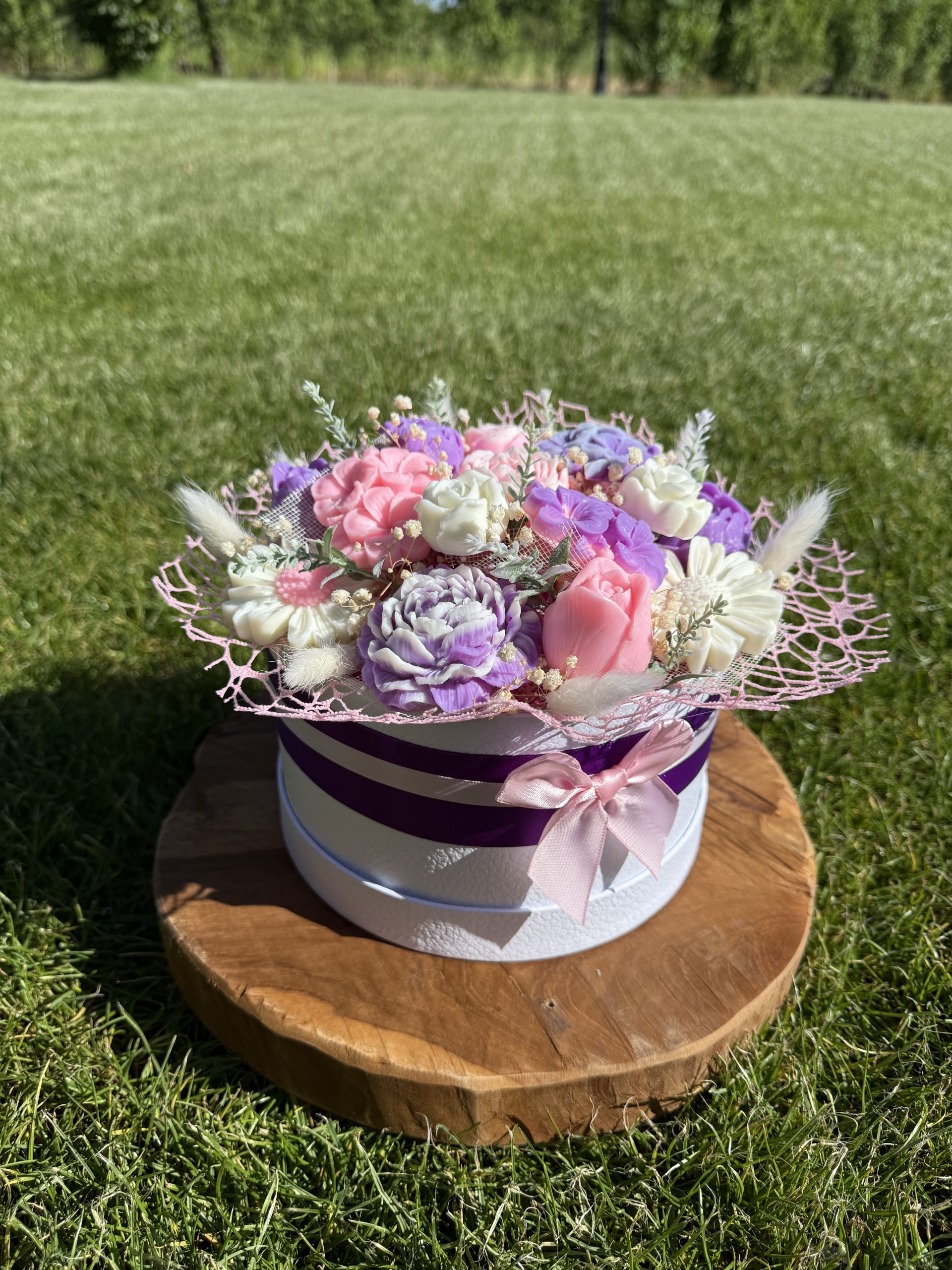 Букет От Соеви Свещи В Подаръчна Кутия - Бяло, Розово, Лилаво